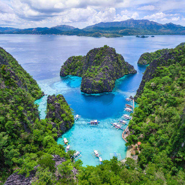 palawan, filipiny, widok z lotu ptaka na jezioro kayangan na wyspie coron - kayangan lake zdjęcia i obrazy z banku zdjęć