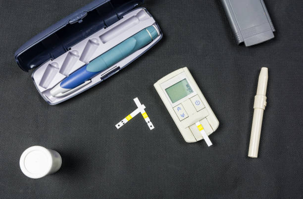 lecteur de glycémie et stylo à insuline. - meter diabetes blood scrutiny photos et images de collection