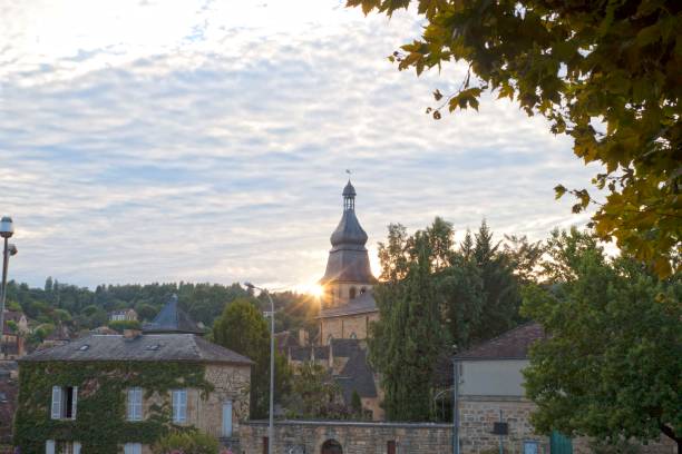 sarlat la canéda avec un magnifique coucher de soleil en france - sarlat la photos et images de collection