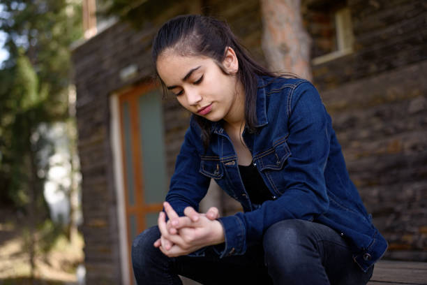 unhappy teenage girl - one person child serene people failure imagens e fotografias de stock