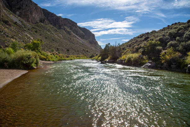 zattera messa in spiaggia - rio grande new mexico river valley foto e immagini stock