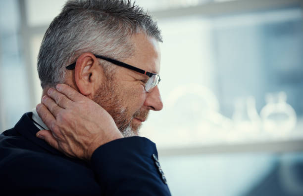 son cou est mise à nu le plus gros de l’activité stressante - brunt photos et images de collection