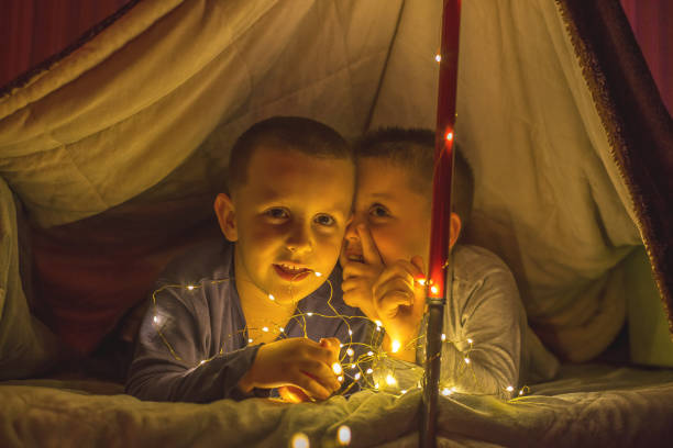 мальчики в палатке - sibling sweden family smiling стоковые фото и изображения