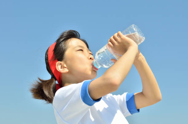 istock Girls drinking water 875839024