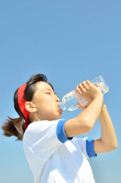 istock Girls drinking water 875839034