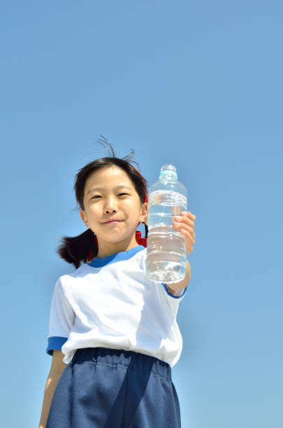 istock Girls drinking water 875839060