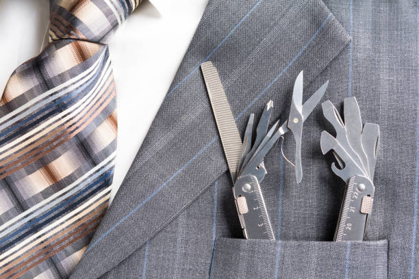 multitool in tasca all'uomo d'affari in un concetto di supporto/servizio - suit necktie close up gray foto e immagini stock