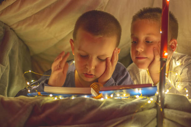 мальчики в палатке - sibling sweden family smiling стоковые фото и изображения