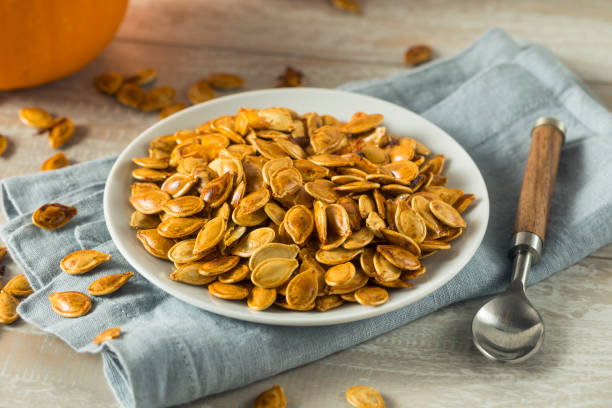 semillas de calabaza especiadas asadas caseras - pepita de calabaza fotografías e imágenes de stock