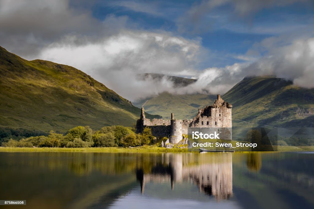 Lever du soleil le château de Kilchurn - Photo de Écosse libre de droits