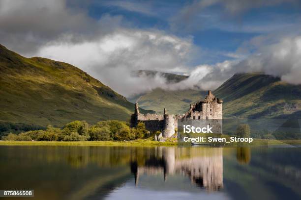 Photo libre de droit de Lever Du Soleil Le Château De Kilchurn banque d'images et plus d'images libres de droit de Écosse - Écosse, Château, Highlands écossaises