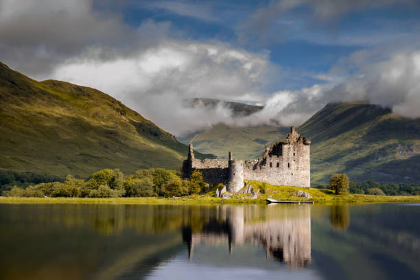 Kilchurn Castle sunrise Reflection of Kilchurn Castle in Loch Awe, Highlands, Scotland argyll and bute stock pictures, royalty-free photos & images
