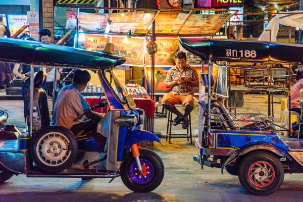 tuk tuk night market scene - jinrikisha thailand tuk transportation imagens e fotografias de stock