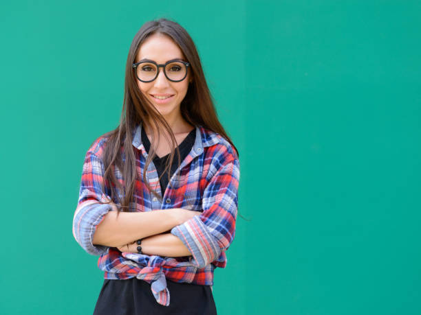 jovem mulher bonita camisa quadriculada contra parede pintada de azul - thick rimmed spectacles - fotografias e filmes do acervo