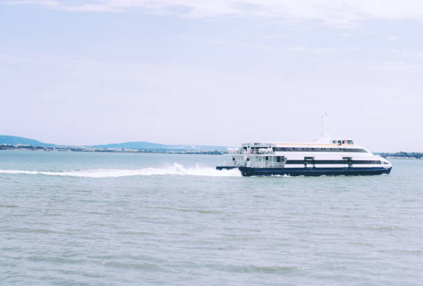 여객 페리는 강을 따라 항해입니다. - passenger ship nautical vessel passenger craft ferry 뉴스 사진 이미지