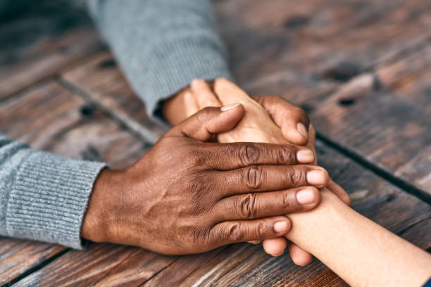 sono qui per sostenerti - holding hands human hand holding couple foto e immagini stock