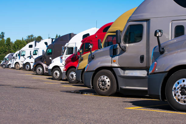большие буровые установки полу грузовиков различных моделей и моделей стоят в ряду на стоянке остановки грузовика - тяжелая шляпа стоковые фото и изображения