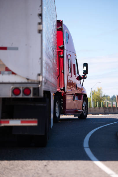 czerwony nowoczesny duży rig półciężarówka z naczepą obracając się na wjeździe do autostrady - semi truck vehicle trailer truck empty zdjęcia i obrazy z banku zdjęć