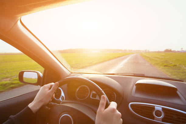 viaggiare in auto, mani del conducente sul volante - car vehicle interior inside of dashboard foto e immagini stock