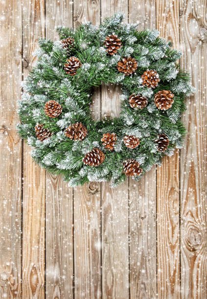 christmas wreath decoration wooden background falling snow - doormat door christmas holiday imagens e fotografias de stock