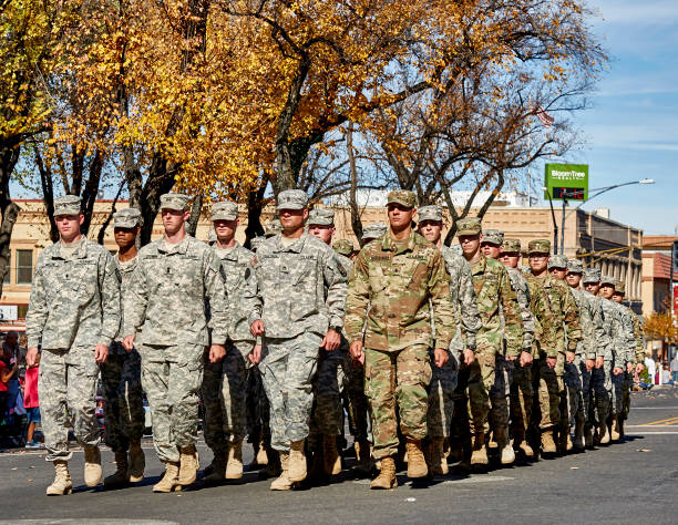 armia rotc w parada dzień weteranów - parade marching military armed forces zdjęcia i obrazy z banku zdjęć