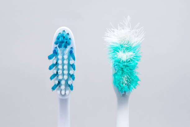 изображение использованных старых и новых зубн�ых щеток, изолированных на белом задней - toothbrush стоковые фото и изображения
