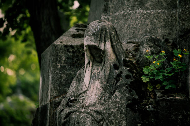 오래 된 묘지에서 동상 - sculpture gothic style grave spooky 뉴스 사진 이미지