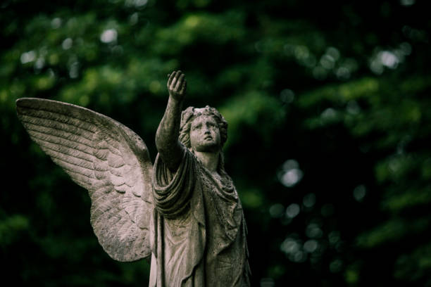 estatua en un viejo cementerio - sculpture gothic style grave spooky fotografías e imágenes de stock