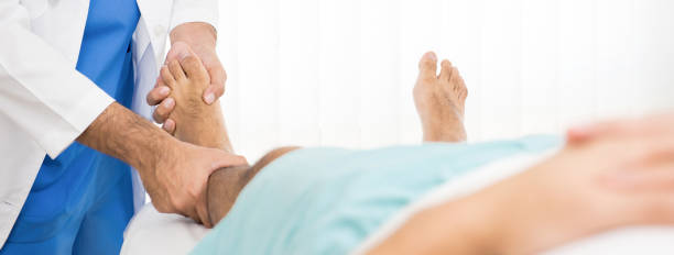 검토 하 고 병원에서 침대에 부러진된 다리 환자를 치료 의사 - human leg massage therapist recovery touching 뉴스 사진 이미지