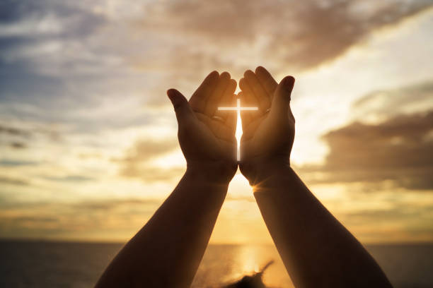 le mani umane aprono il culto del palmo. la terapia eucaristica benedice dio aiutando a pentirsi della pasqua cattolica quaresima mente pregare. contesto concettuale cristiano. - cross section foto e immagini stock