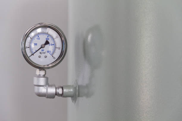 close up pressure gauge pound per square inch (psi). Closeup of a high pressure manometer, measuring natural gas pressure. Pipes and valves in the background. Selective focus. psi stock pictures, royalty-free photos & images