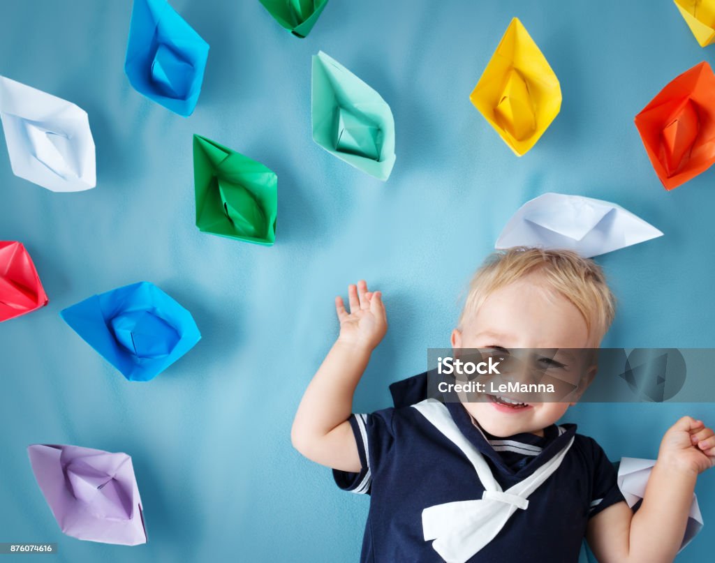 Jungen spielen mit Papier Schiffe - Lizenzfrei Baby Stock-Foto