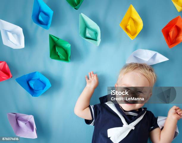 Jungen Spielen Mit Papier Schiffe Stockfoto und mehr Bilder von Baby - Baby, Matrose, Abenteuer