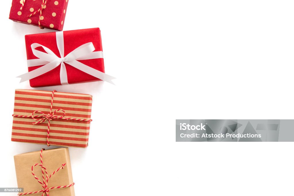 Gruppo di scatole regalo per le vacanze di Natale e Capodanno su sfondo bianco, design del bordo - Foto stock royalty-free di Regalo di Natale