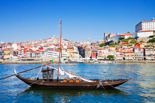 des bateaux en bois typiques portugaises, en portugais, appelé « barcos rabelos », utilisé dans le passé pour transporter le célèbre porto (portugal) - effet aquarelle concept - portugal port wine porto the douro photos et images de collection