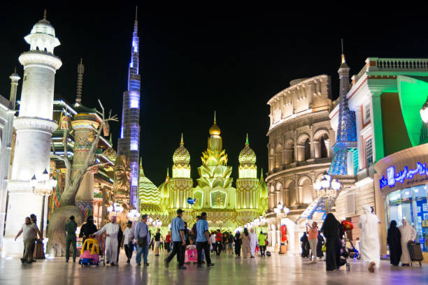 global village pendant la nuit. attraction touristique à dubaï avec boutiques et restaurants - global village photos et images de collection