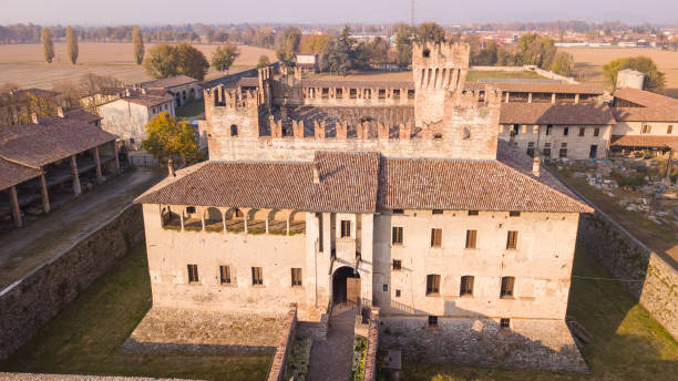 cavernago, bergamo, italien. die burg malpaga während der herbstsaison - feudalism stock-fotos und bilder