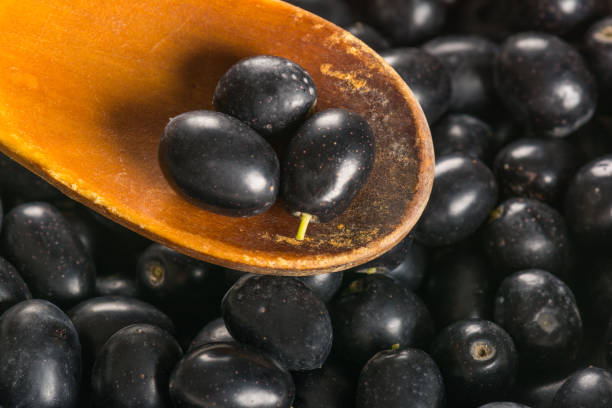 olive in cucchiaio di legno - cooking oil olive oil nutritional supplement spoon foto e immagini stock