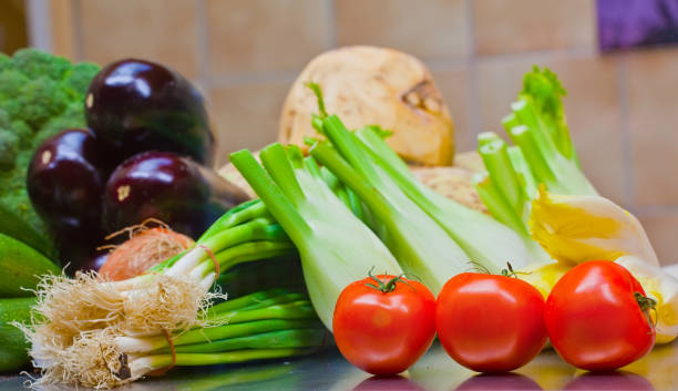 pomodori freschi, melanzane, lattuga e cipolla - lattuce foto e immagini stock