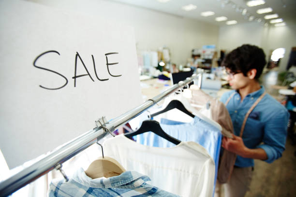 sale in boutique - sales clerk store manual worker retail imagens e fotografias de stock