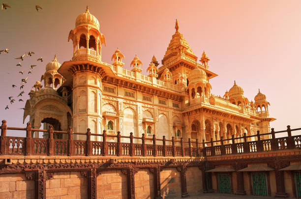 le jaswant thada est un cénotaphe situé à jodhpur, dans l’inde - mehrangarh photos et images de collection