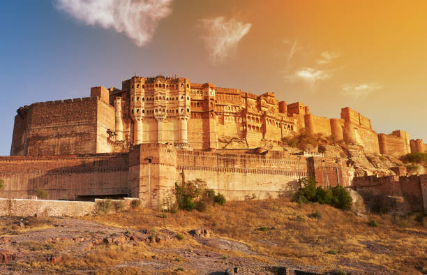 forte mehrangarh localizado em jodhpur, na índia. - rajasthan india fort architecture - fotografias e filmes do acervo