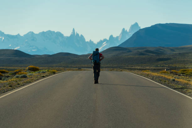 開いた道を冒険します。 - cerro torre ストックフォトと画像