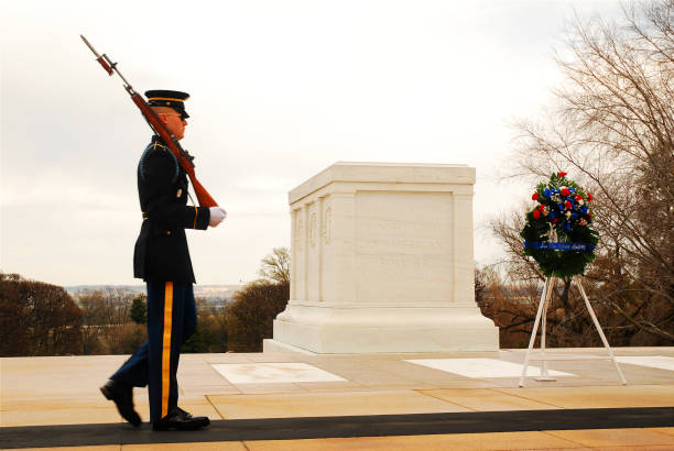 guard at tomb of the unknowns - arlington national cemetery arlington virginia cemetery national landmark imagens e fotografias de stock