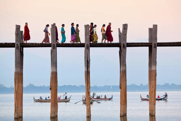 u 무관 티크만 달 레이, 미얀마에 taungthaman 호수에 다리 - ancient architecture buddhism burmese culture 뉴스 사진 이미지