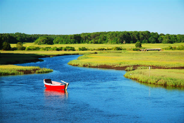 bote rojo solitario - cape cod new england sea marsh fotografías e imágenes de stock