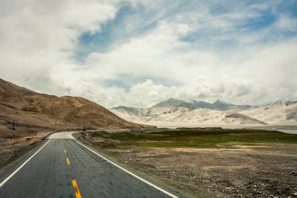 View along the Karakoram Highway in Northern Pakistan View of stunning mountains along the Karakoram Highway in western China and northern Pakistan karakoram highway stock pictures, royalty-free photos & images