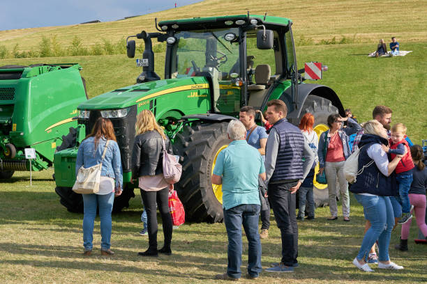 visitantes do festival da colheita em magdeburg - agricultural fair - fotografias e filmes do acervo