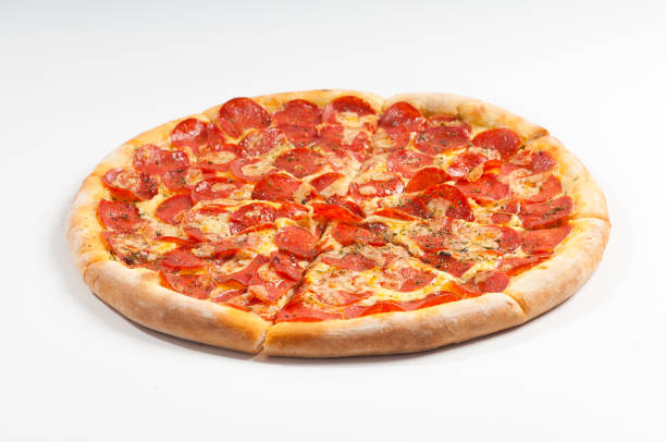 pizza de pepperoni - italian cuisine minced meat tomato herb imagens e fotografias de stock