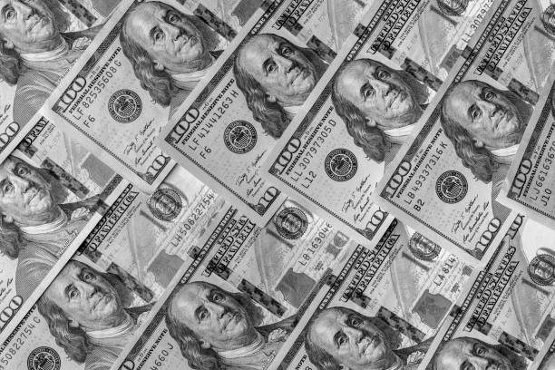 monochrome heep von hunderten amerikanischen dollar detaillierte hintergrund - billion stock-fotos und bilder